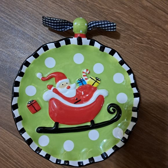 Mud Pie Santa in Sled Scalloped Decorative Plate - Picture 3 of 4